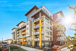 Family Stylish 1BR and Den Condo -Apartment with City View, Downtown, Balcony, Free Parking, In-Suite Laundry!