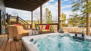 Winterhaven Estate by AvantStay Sleeps 19 Guests Mountain Compound w Views Firepit Hot Tub