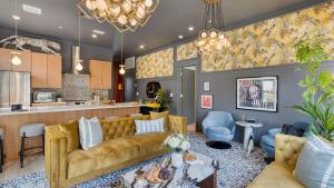 Colorful 4BR w Artful Design Dining Easy Access to Broadway The Bloom House by AvantStay