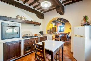 Panoramic Villa With Pool In Lunigiana