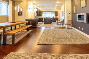 6BR-4BA 4-Floor Home Sleeping 17 ABODEbucks