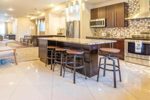 6BR-4BA 4-Floor Home Sleeping 17 ABODEbucks