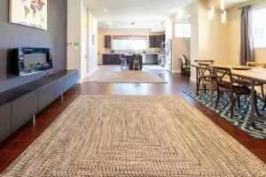 4BR-3BA CWE Location Rooftop Deck ABODEbucks