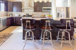4BR-3BA CWE Location Rooftop Deck ABODEbucks