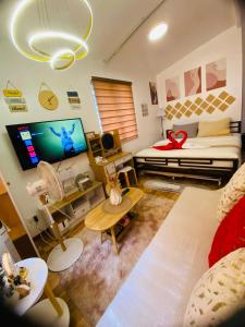 Olango Island - S&E-1 Tiny Guest House Fully Furnished with Hot Shower, Washer, Wi-Fi, Netflix & King-size Bed