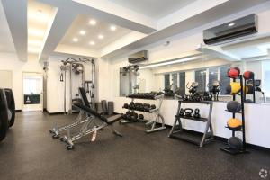 Chic 1BR Retreat - Pool, Gym Balcony Views