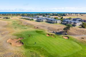 19th Hole Golf, Wine & Sea