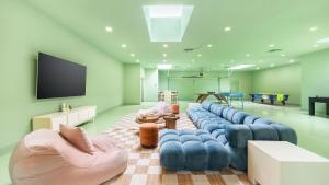 The Pond Estate by AvantStay Maximalist Designer Compound w 2 Casitas Indoor Outdoor Pools Tennis Court Gorgeous Mountain Views 12k sqft