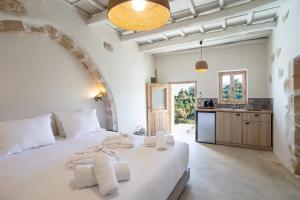 Aerida GuestHouse Of Stone - Shared Pool Nests near Rethimno