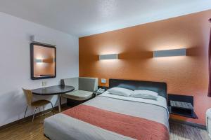 Queen Room - Non-Smoking room in Motel 6-Oshkosh WI
