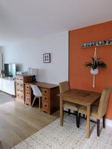 The Dreamcatcher apartment - Free parking - 5 minute walk to Fleet train station