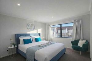 Modern Oasis Near Shopping Centres