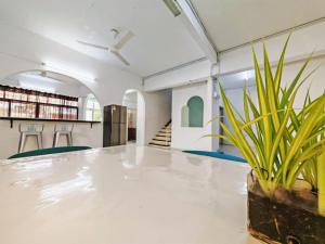 Spacious 9 Rooms house 23paxQbay MallSpice Arena