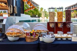 C270 Prime Location New Condo Pool Gym & Sauna