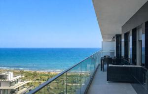 3 Bedroom Gorgeous Apartment In Cabanes