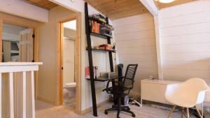 Zephyr by AvantStay Stylish Modified A Frame w Access To Tahoe Donner