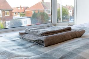 FREE parking, LARGE House for Contractors & Families, Sleeps 5, 4 miles to BLACKPOOL