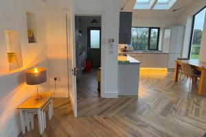 3 Bed Cottage Sleeps 6 - Free Parking