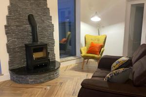 3 Bed Cottage Sleeps 6 - Fireplace - Free Parking