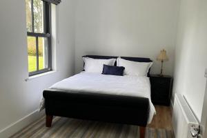 3 Bed Cottage Sleeps 6 - Fireplace - Free Parking