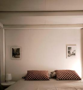 10 Min from the center - historic building - studio apartment