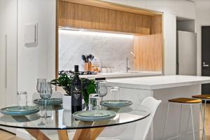 Luxury City Escape 2 Bedrooms Pool, Sauna, and Gym