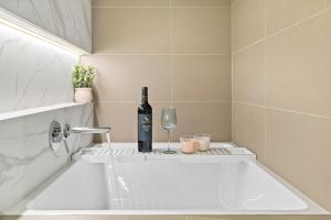 Luxury City Escape 2 Bedrooms Pool, Sauna, and Gym