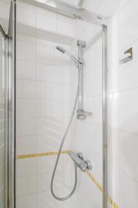 Spacious flat - train station 500m away