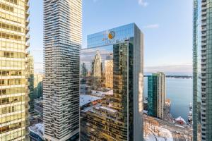 Modern Studio Condo High Floor Downtown Toronto