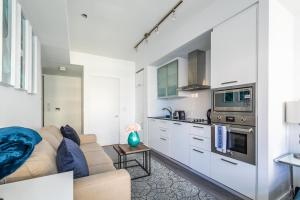 Modern Studio Condo High Floor Downtown Toronto