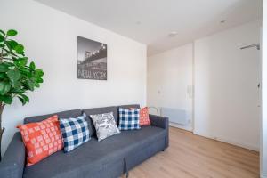 Stylish and Elegant Ground Floor 1Bed with Private Garden, Super King Bed, and Easy to Commute to London via Tube & Train