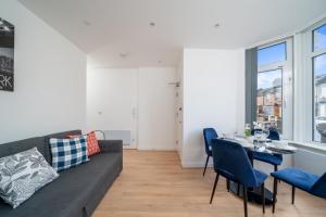 Stylish and Elegant Ground Floor 1Bed with Private Garden, Super King Bed, and Easy to Commute to London via Tube & Train