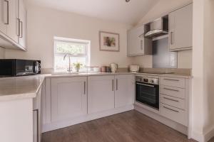 Stylish accommodation - Bowness centre with parking space