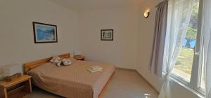 Beach front with Swimming pool, Illyria Resort Apt 101