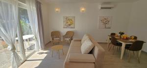 Beach front with Swimming pool, Illyria Resort Apt 101