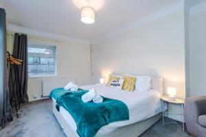 Bright 3BR Home Sleeps 6 Perfect for Short and Long Term Stays