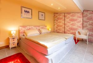 Private gîte with stunning views & shared pool