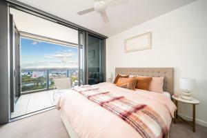 Queens Wharf 1B plus Study apt - level 29 City view
