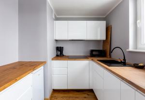 Bajki Riverside Bliss Apartment by BookingHost