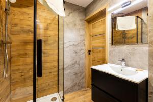 Bajki Riverside Bliss Apartment by BookingHost