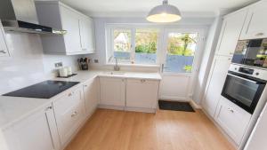 Oceanside Sleeps 6 Walk to Beach Stylish