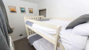 Oceanside Sleeps 6 Walk to Beach Stylish