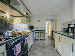 4 Bed in Lymington oc-nfl94