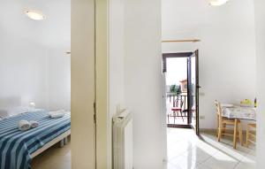 Cozy apartment with shared pool