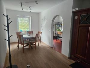 Residence Moai - Riverside - Monteur Apartment - kostenloser Parkplatz, WLAN, Waschtrockner, Smart TV
