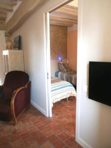 LA PETITE LUCETTE, maison avec sa cour et son troglo