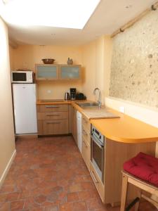 LA PETITE LUCETTE, maison avec sa cour et son troglo