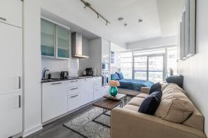 Modern Studio Condo High Floor Downtown Toronto