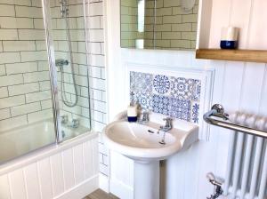 Ensuite room only in beautiful former farmhouse garden and parking