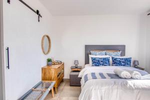 Ocean & Mountain View Escape, 100m Walk to beach - Gordons Bay